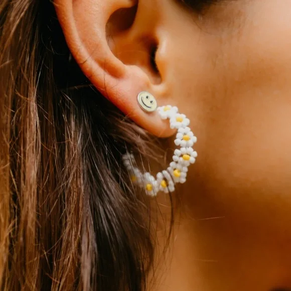 NWT Pura Vida Daisy Beaded Flower Hoop Earrings - Picture 3 of 4